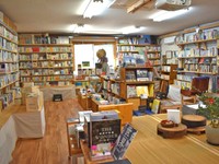 荻田さんと、親友の栗原慶太郎さん（左）。