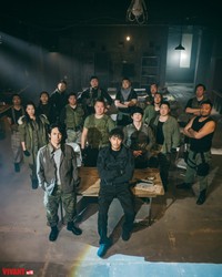 俳優の阿部寛さん（前列中央）（TBSドラマ「VIVANT」の公式Xから）