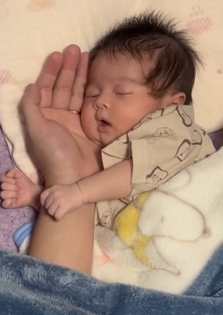 とっても気持ちよさそうに寝るごんちゃん（提供：＠oosanchiさん）
