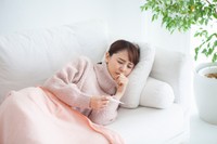 風邪を引いている一人暮らしの女性※画像はイメージです （Monet/stock.adobe.com）