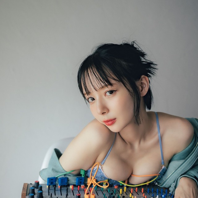 岡田紗佳(撮影／東京祐　ヘアメイク／鈴木海希子 スタイリング／筒井葉子)
