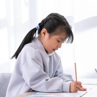宿題をする小学1年生　※画像はイメージです（ 健二 中村/stock.adobe.com）