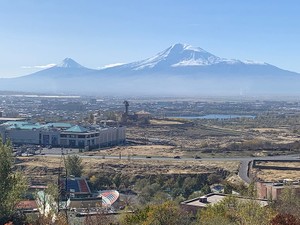 「世界最古のキリスト教国」アルメニアを歩く。バラ色の街にも戦争の影