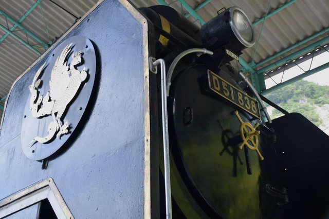 今川会長らが取り付けた鳳凰のエンブレム（左）と、十字の取っ手が特徴的な煙室扉用ハンドル（右）