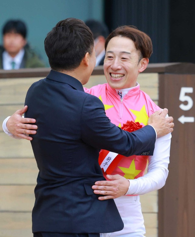 藤岡佑介騎手(右)