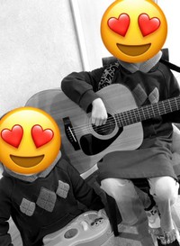 お姉ちゃんがギターの練習を始めるとーー妹もアンパンマンのギターを持ってきて一緒に練習スタート（画像提供：サメ美さん）