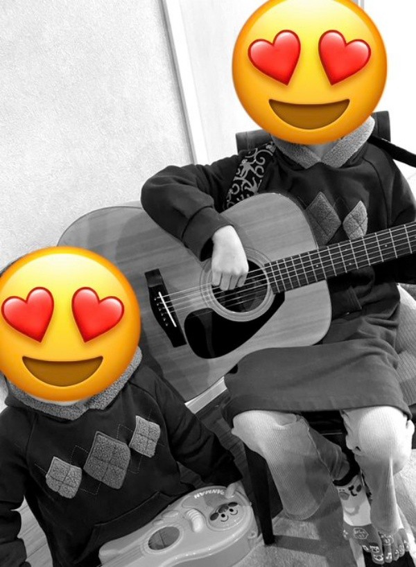 お姉ちゃんがギターの練習を始めるとーー妹もアンパンマンのギターを持ってきて一緒に練習スタート（画像提供：サメ美さん）