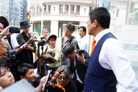 第一声後の囲み取材で女性記者と激論を交わした参政党・神谷宗幣代表（右）