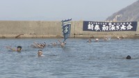 高松市で「初泳ぎ大会」　冬の海で伝統の泳法など披露