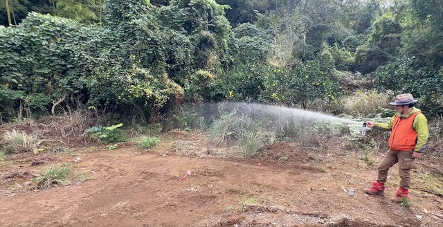 ニセモノの「ベアスプレー」の噴射動画。噴射距離はわずか5m前後で、成分内容も熊対応の基準を満たしていないという（動画からキャプチャー／提供：株式会社 トウキョウジュウホウ / Tokyo Juho, Inc.さん）