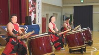 坂出中学校でパフォーマンスを披露した「舞太鼓あすか組」