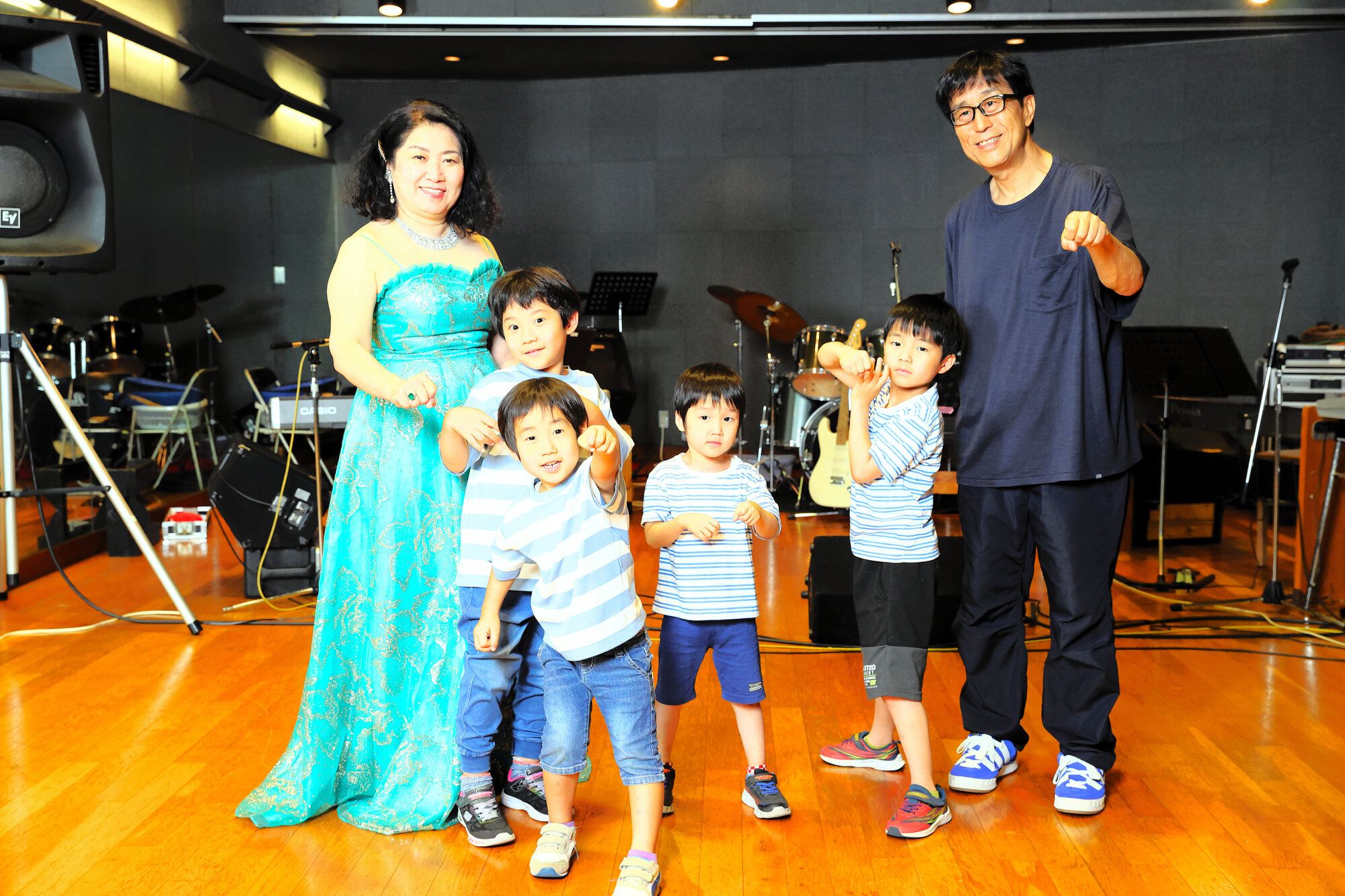 収録を終えた男児らも松任谷正隆さん（右）、伊藤和子さん（左）と共に「ねこパンチ！」=朝日新聞出版松永卓也撮影