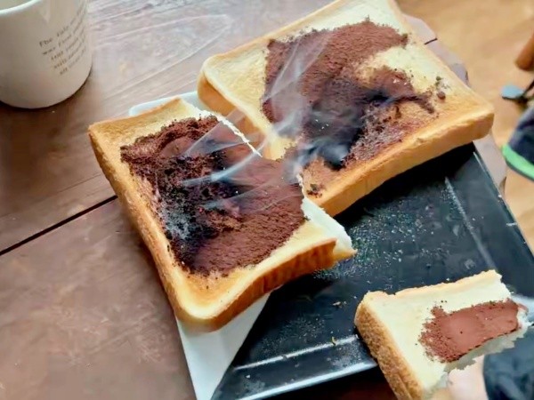 ココアパウダーから煙があがったトースト（画像提供：サステナブルぬちーぬさん）