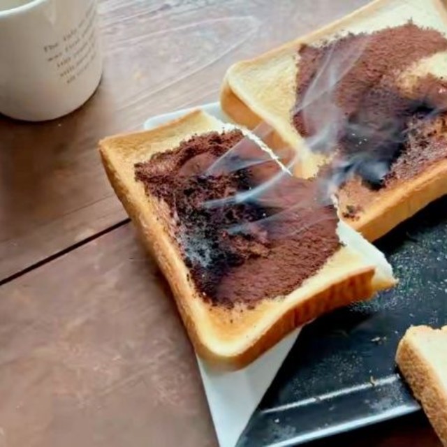 ココアパウダーから煙があがったトースト（画像提供：サステナブルぬちーぬさん）