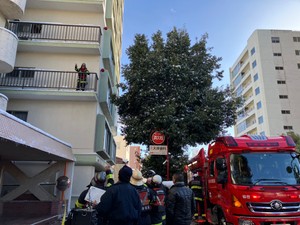 【速報】住宅街でマンション火災　住人３人けが　仙台・若林区