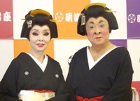梅沢富美男劇団特別公演に出演する梅沢富美男（右）と研ナオコ＝2024年