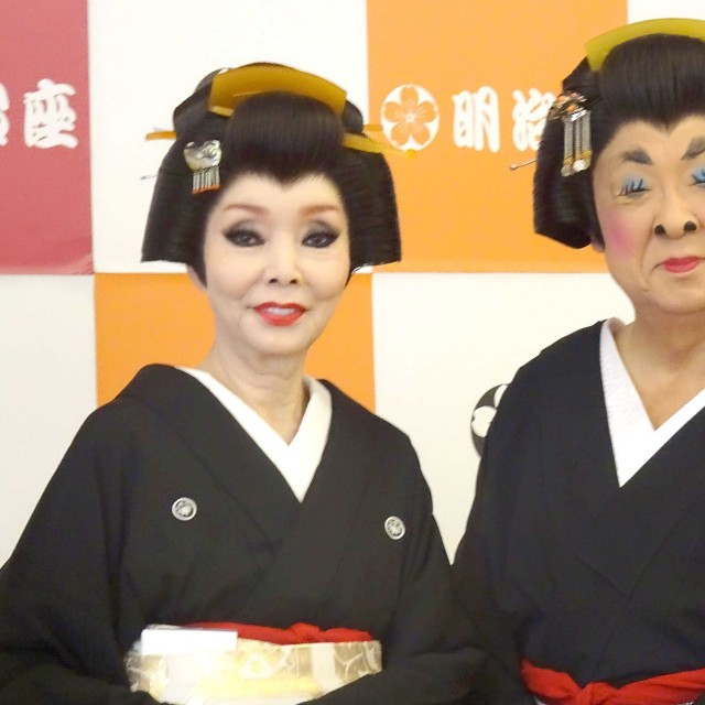 梅沢富美男劇団特別公演に出演する梅沢富美男（右）と研ナオコ＝2024年