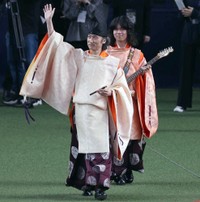 東儀秀樹（左）と東儀典親＝2023年