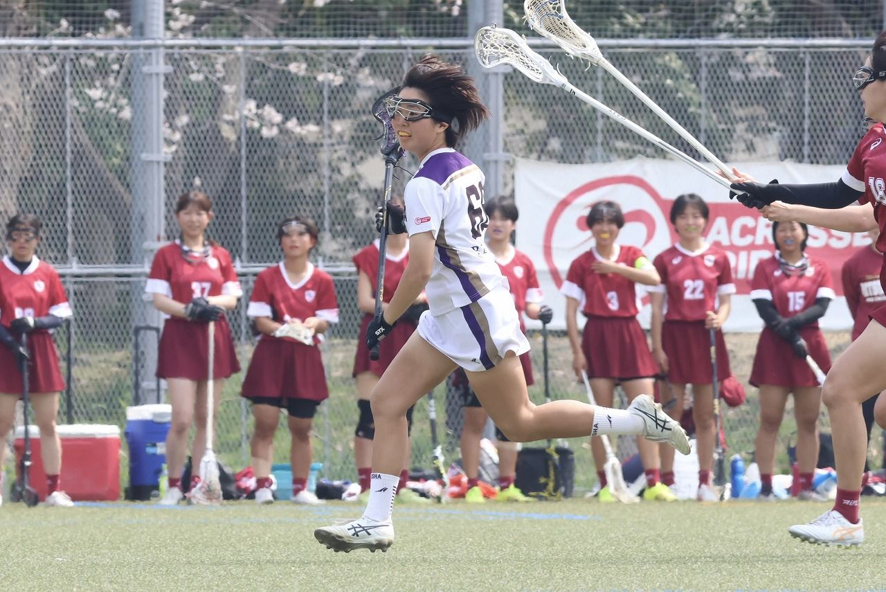 フィールドを駆け回る岩口