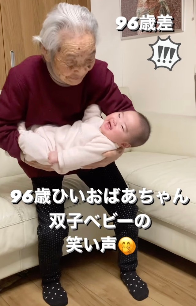 「よいしょ〜！」ゆっくり立ち上がるひいおばあちゃん（提供：@obaachanhimagoさん）