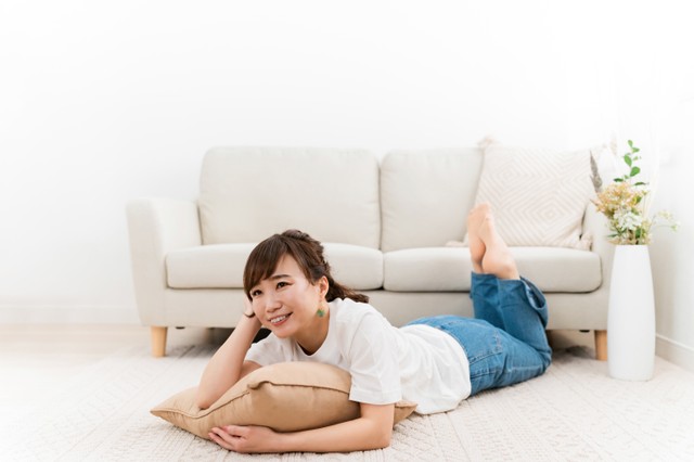 カーペットでゴロゴロ※画像はイメージです（buritora/stock.adobe.com）