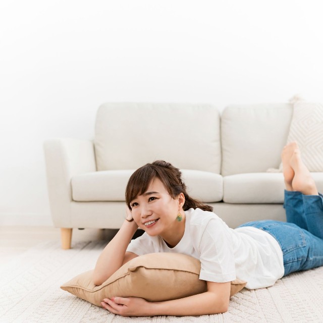 カーペットでゴロゴロ※画像はイメージです（buritora/stock.adobe.com）