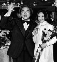 長門裕之さんと妻の南田洋子さん=1977年