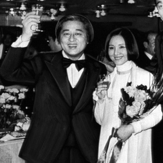 長門裕之さんと妻の南田洋子さん=1977年