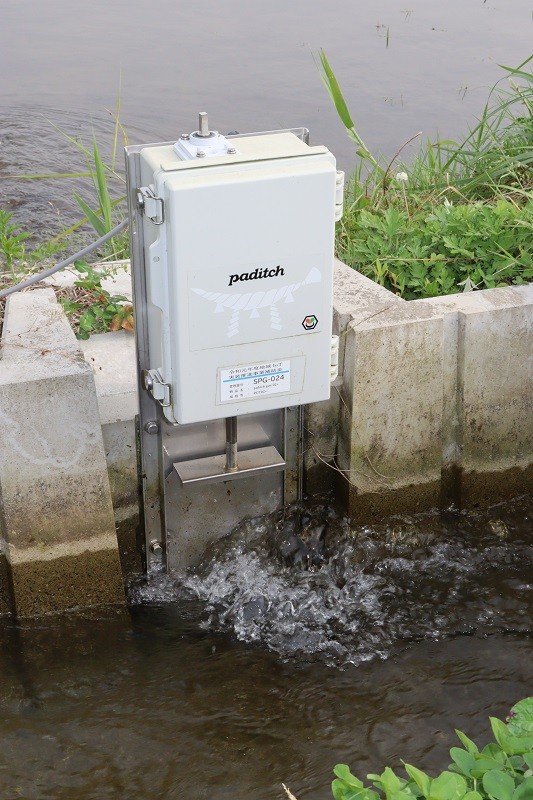 スマホの遠隔操作で水門が開き、田んぼに水を入れるパディッチ