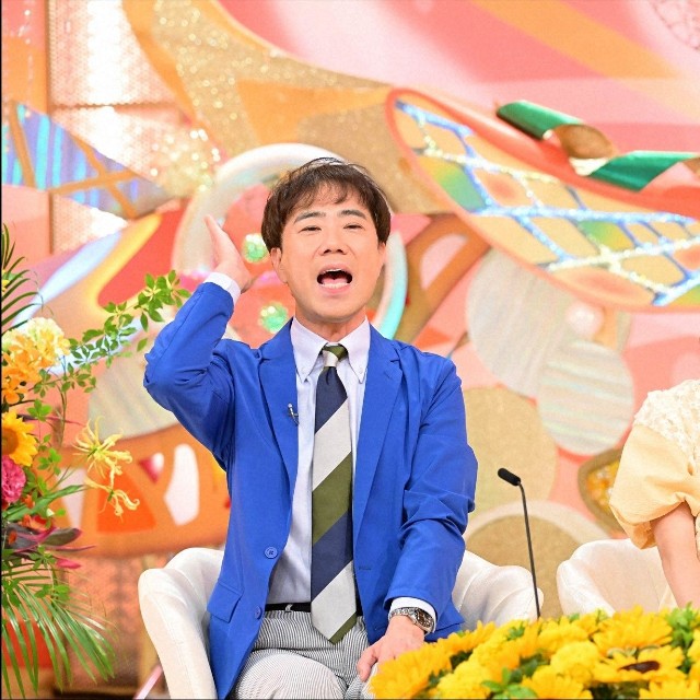 MCの藤井隆と井上咲楽＝「新婚さんいらっしゃい！」ⓒABCテレビ