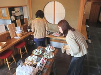 好きなおむすびを選んでテイクアウトするもよし店内でいただくもよし