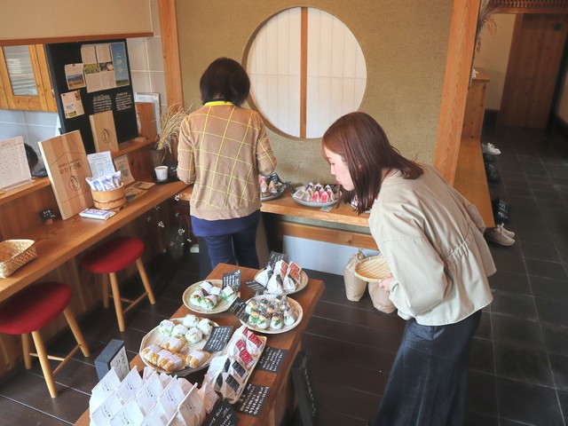 好きなおむすびを選んでテイクアウトするもよし店内でいただくもよし