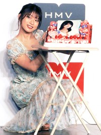 誕生日ケーキに喜ぶ、まるぴ＝2023年