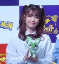 武藤小麟が手にする人気ポケモンのニャオハ