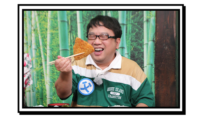 アジフライを持つ天野ひろゆきさん