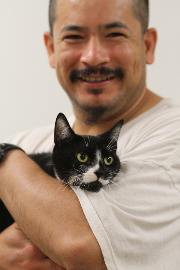 トラウマのために口がきけなくなっていたという男性。保護猫プログラムに参加して、表情を取り戻した