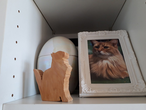 ソマの遺影と骨壺。左手前は、友人の紹介で、障害者施設の利用者が、ソマを模して作ってくれた木工。これをなでると、不思議と気持ちが癒やされた