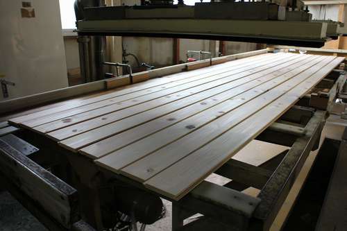 自社工場での加工の様子＝同社提供