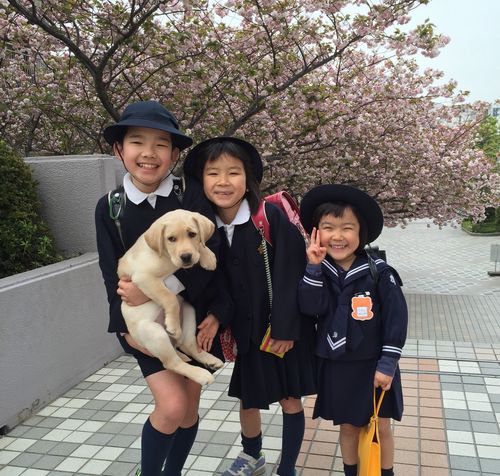 八重桜の前で「はいポーズ」　あの春も夏も秋も冬も、忘れない