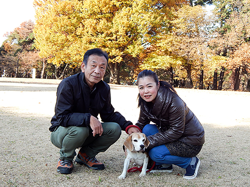 青柳健二さん、妻の直子さんと、愛犬のヴィーノ