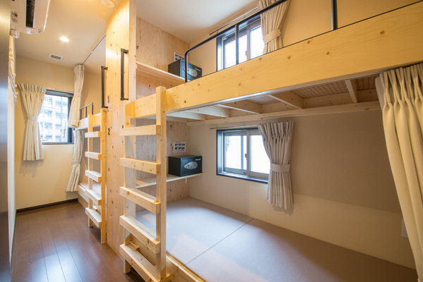 木製ベッドルーム。「同じ建物内に猫シェルターを併設するので、換気や消臭にこだわり新築木造で建てました」