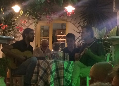 ギリシャの伝統料理とライブミュージックが楽しめるタヴァーン「AROMA」 、おススメです。（パリキア・リヴァディアビーチ沿い）