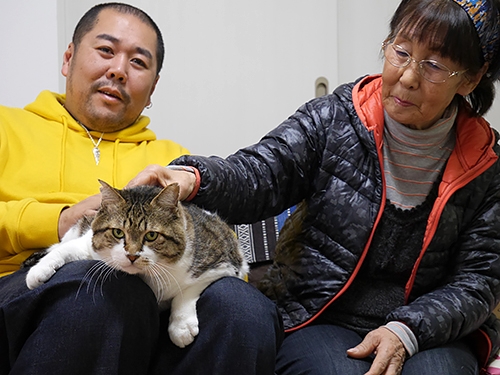 親子＆ぶさおの３ショット「ぶさおや凜が来て母も元気になりました」