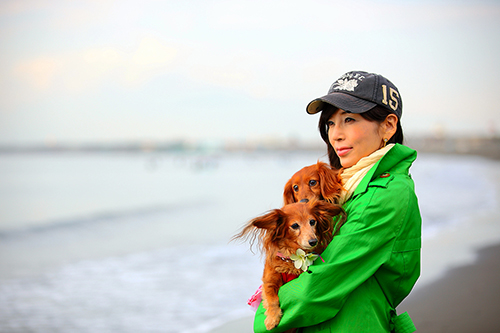 川島なお美さんと愛犬のシナモン（手前）、ココナツ＝エンジン０１文化戦略会議提供