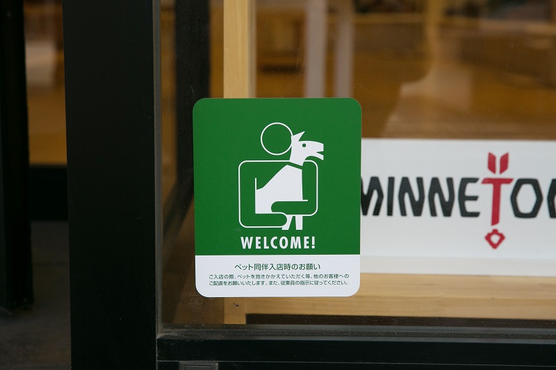 ペット同伴の入店が可能かどうかがひとめでわかるステッカー