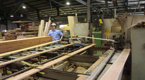 自社工場での塗装の様子＝同社提供