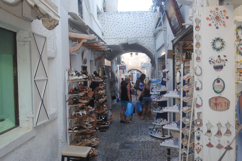 細い通りにお店がたくさん！ ヨーロッパには珍しくアジア人を見分け、日本語で話しかけてくれる店員さん多し（フィラ）