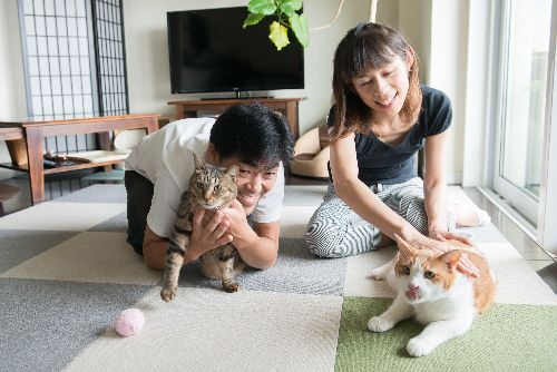 家族４ショット 「できる範囲で保護活動をしたい」と明日香さん　写真＝上村雄高