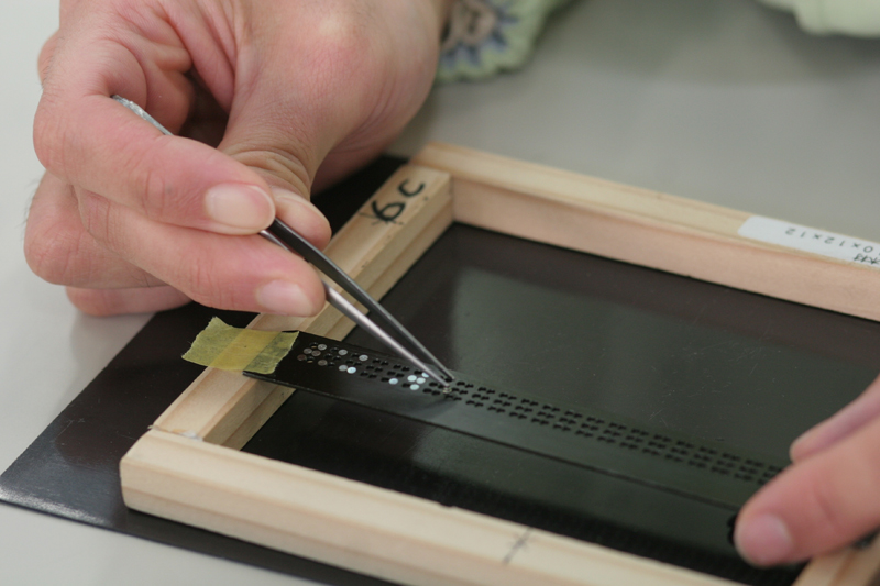 パピーの育成と併行しておこなわれる職業訓練では、点字点訳を学ぶ（ｃ）大塚敦子