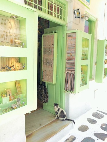 「いらっしゃいませ、いらっしゃいませ！！」と熱心に鳴く猫ちゃんでした（ミコノス島）